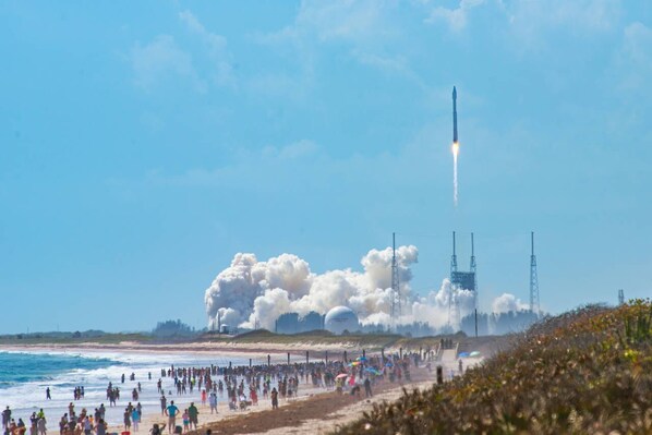 Beach nearby, sun loungers, beach towels
