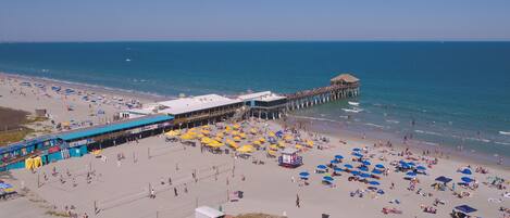 Plage à proximité, chaises longues, serviettes de plage