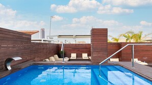 A rooftop pool with wooden railings and lounge chairs. - Holiday Rentals Tempa Museo (Seville)