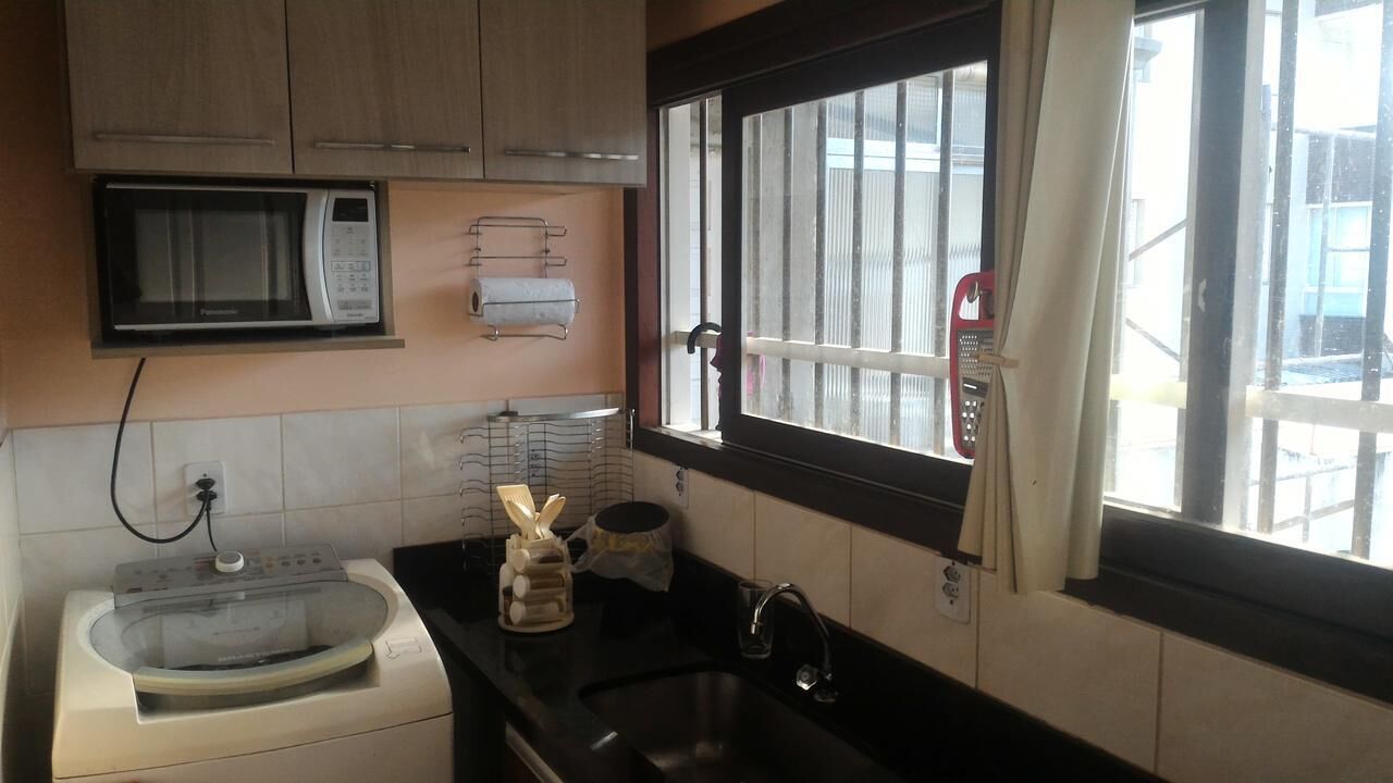 Een koelkast, een oven, een kookplaat, een broodrooster