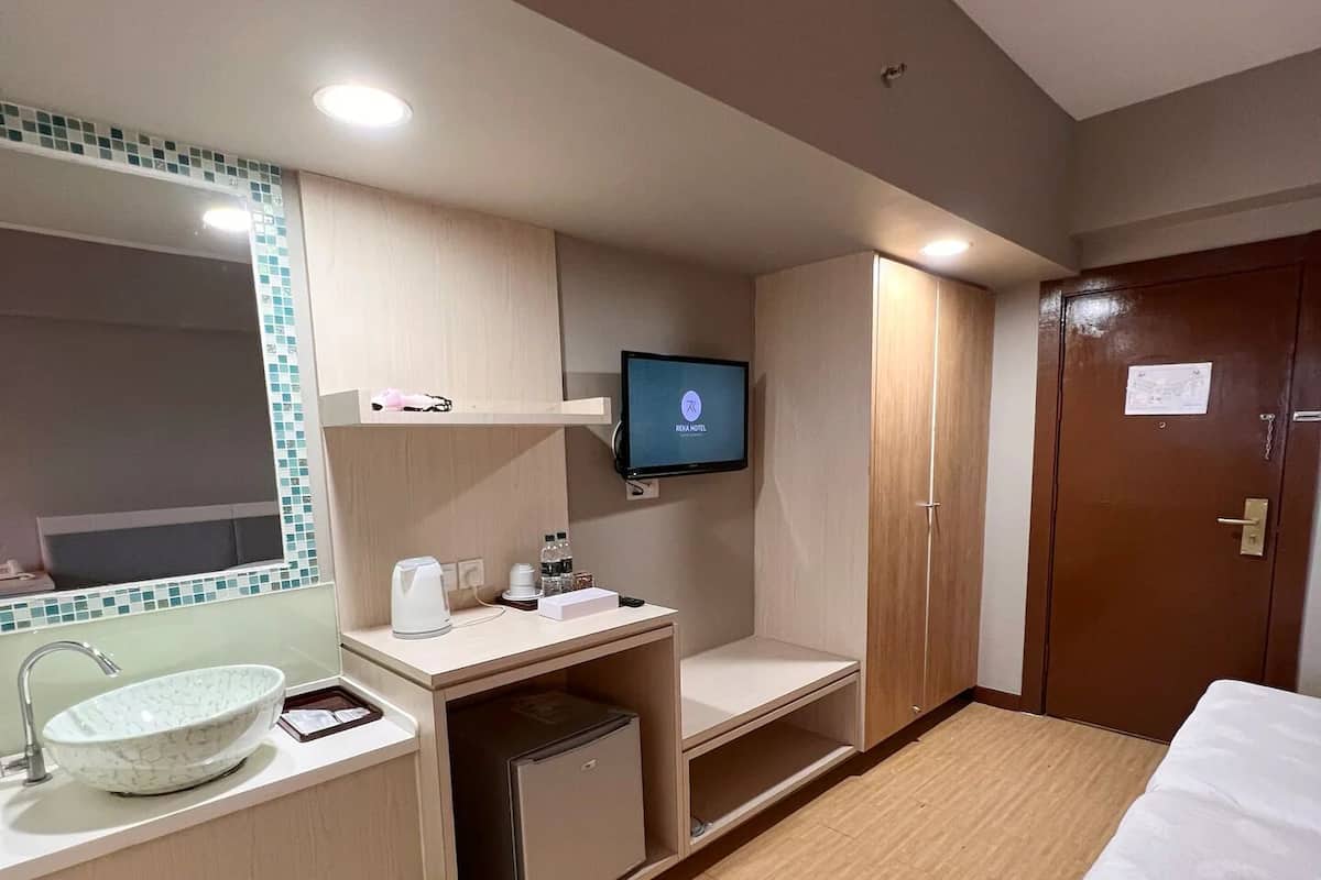 Deluxe Room | Meja, ruang kerja komputer riba