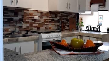 Refrigerador, horno, cafetera y tetera y tostadora