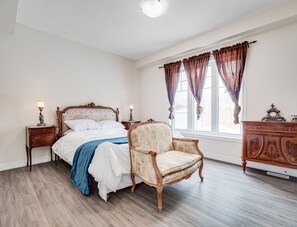 7 Schlafzimmer, Schreibtisch, Bügeleisen/Bügelbrett, Reisekinderbett