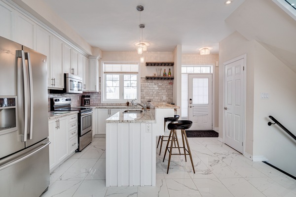 Frigorifero, microonde, forno, piano cottura