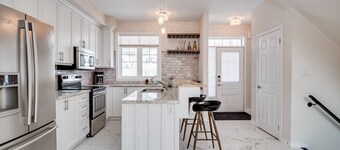 Luxury Georgian Bay gem, heated pool! Hot tub, close to trails & lake