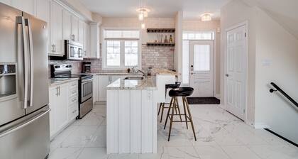 Luxury Georgian Bay gem, heated pool! Hot tub, close to trails & lake