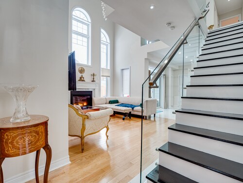 Luxury Georgian Bay gem, heated pool! Hot tub, close to trails & lake