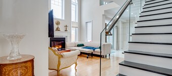 Luxury Georgian Bay gem, heated pool! Hot tub, close to trails & lake