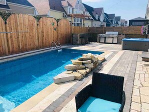 Piscine couverte, piscine extérieure, chaises longues