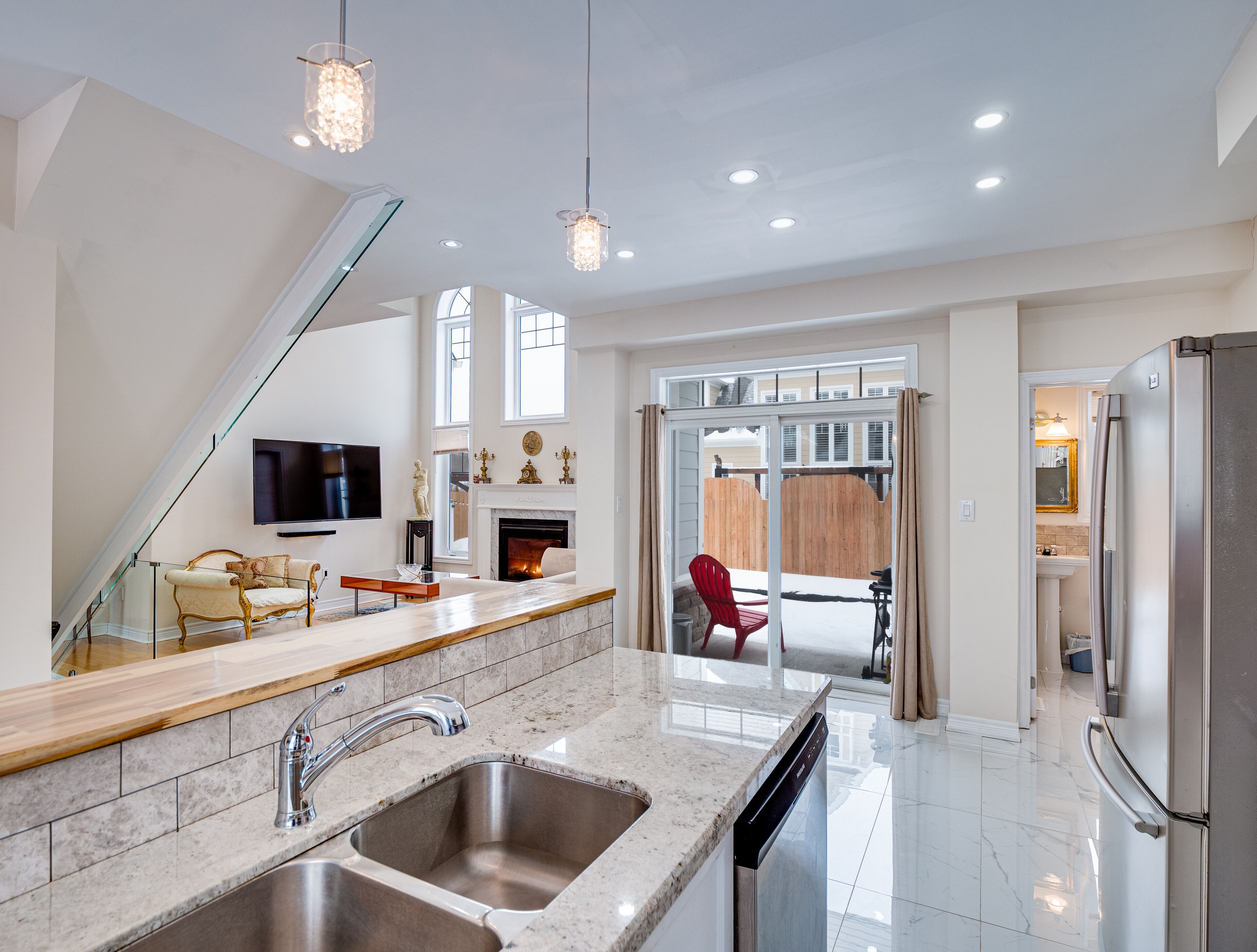 冷蔵庫、電子レンジ、オーブン、コンロ