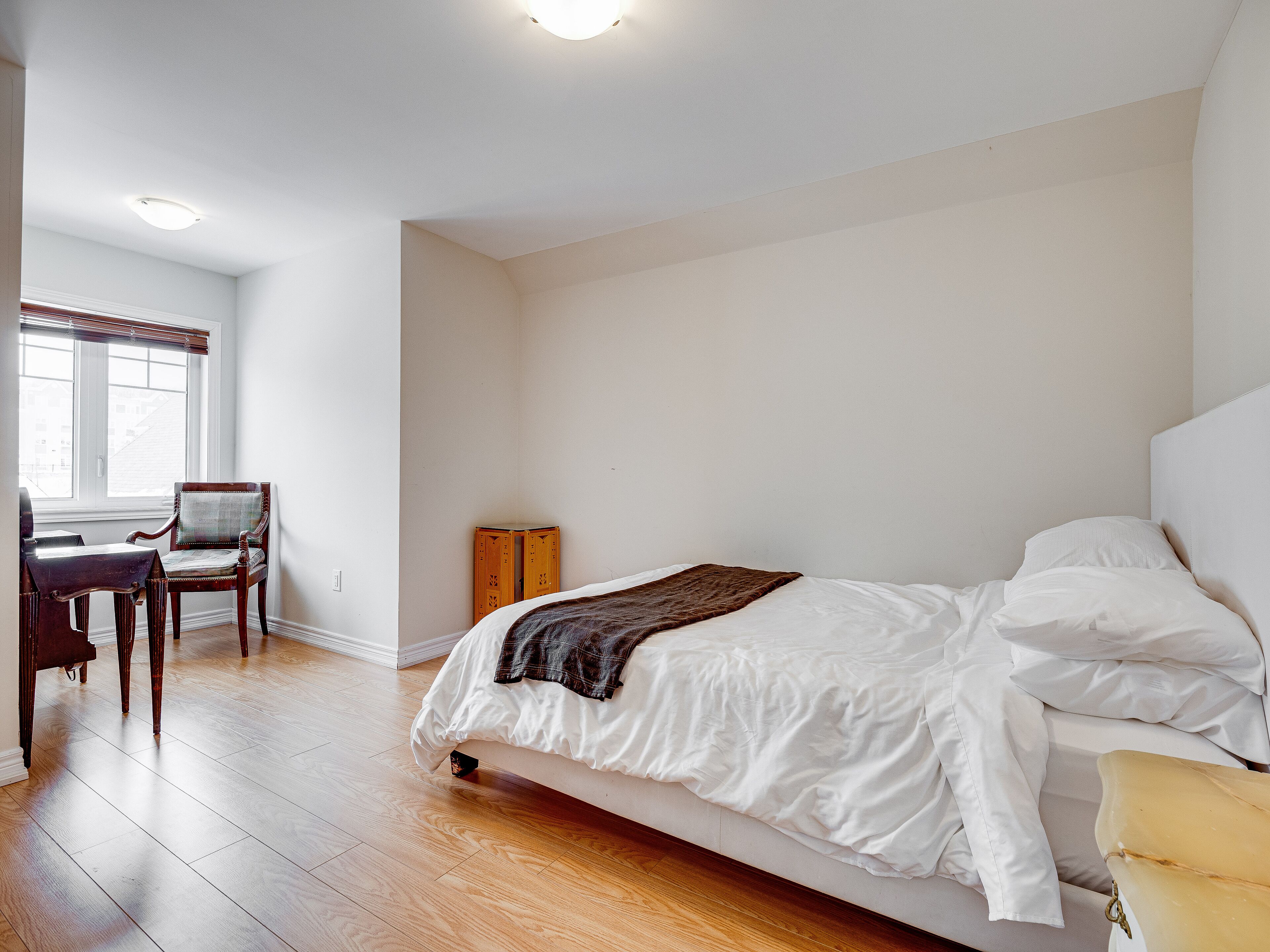 8 bedrooms, desk, iron/ironing board, travel crib