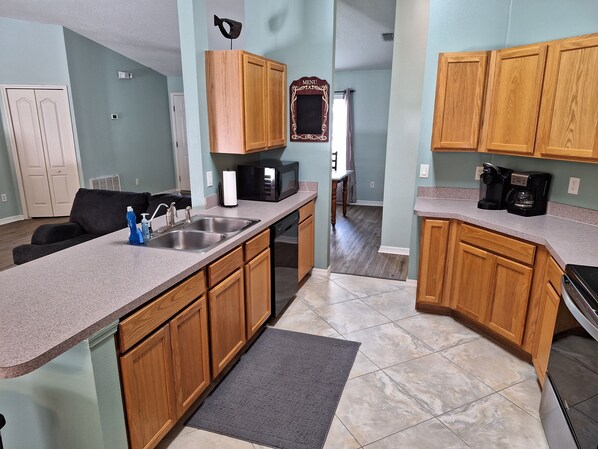 冰箱、微波炉、烤箱、炉灶