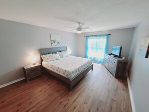 3 bedrooms, iron/ironing board, travel crib, free WiFi - ☆☀︎❀ Tropical Paradise! Heated Pool, Boat Parking, Near Beaches! (Sebastian)