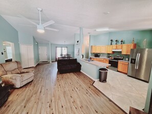 Smart TV - 🍹🌞 Tropical Paradise! Heated Pool, Boat Parking, Near Beaches! (Sebastian)