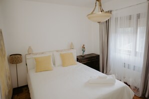 5 bedrooms, desk, iron/ironing board, free WiFi