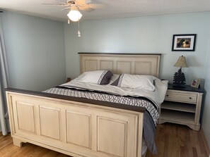 3 chambres, bureau, fer et planche à repasser, accès au Wi-Fi (inclus)