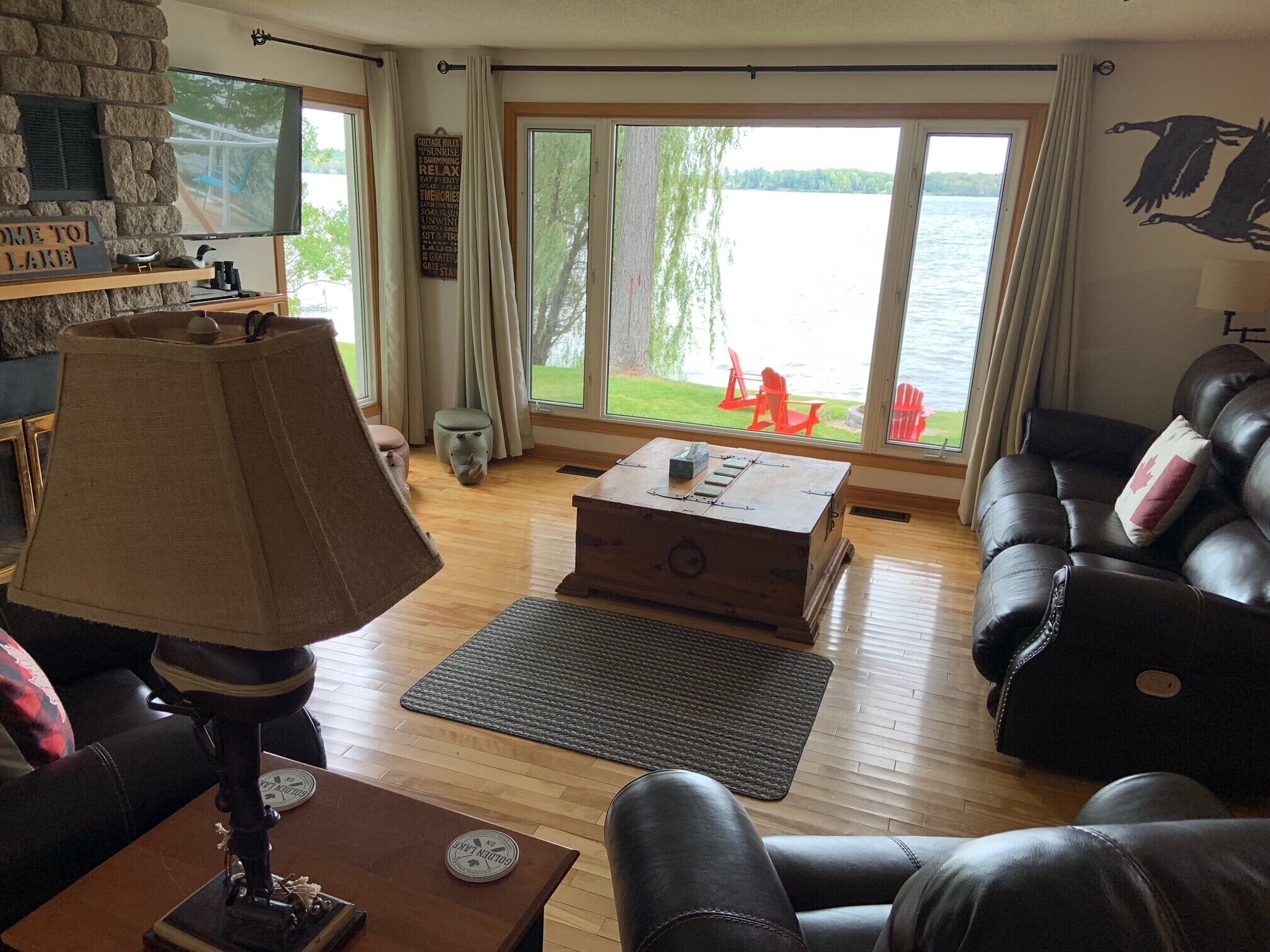 Fernseher, Kamin, DVD-Player, Bücher