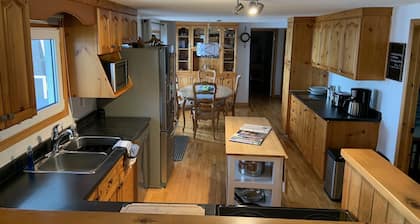 Beautiful Waterfront Cottage on Golden Lake