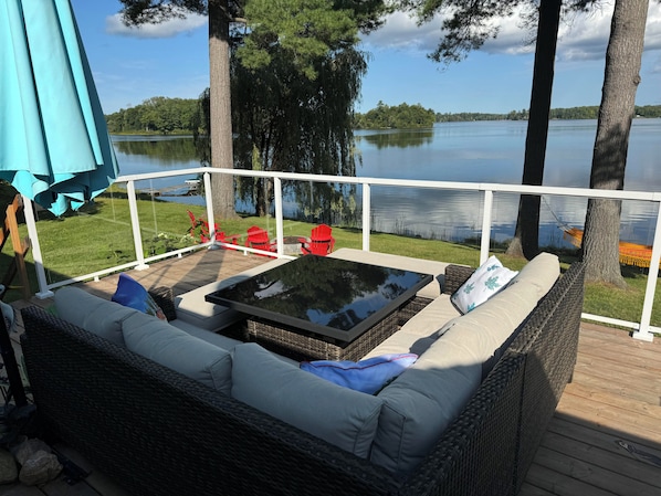 Terrace/patio - Beautiful Waterfront Cottage on Golden Lake (Killaloe)