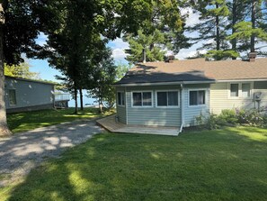 Exterior - Beautiful Waterfront Cottage on Golden Lake (Killaloe)