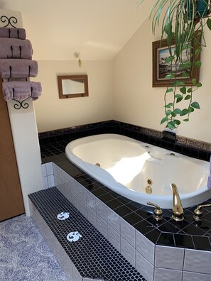 وحدات �دش مع أحواض استحمام، حوض استحمام بنظام ضخ المياه، مجففات شعر