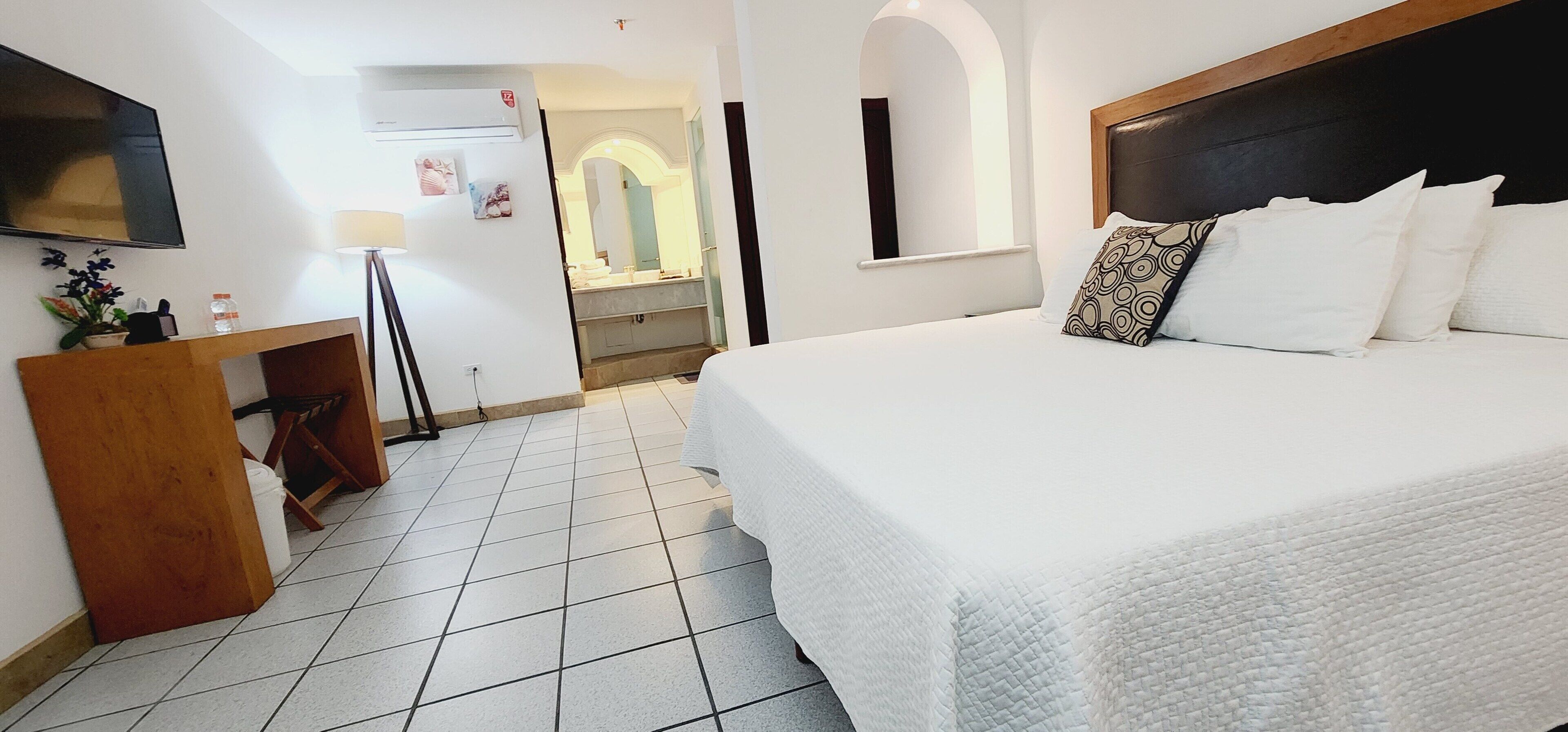 comfort room, 1 king bed | desk, iron/ironing board, free wifi, bed sheets