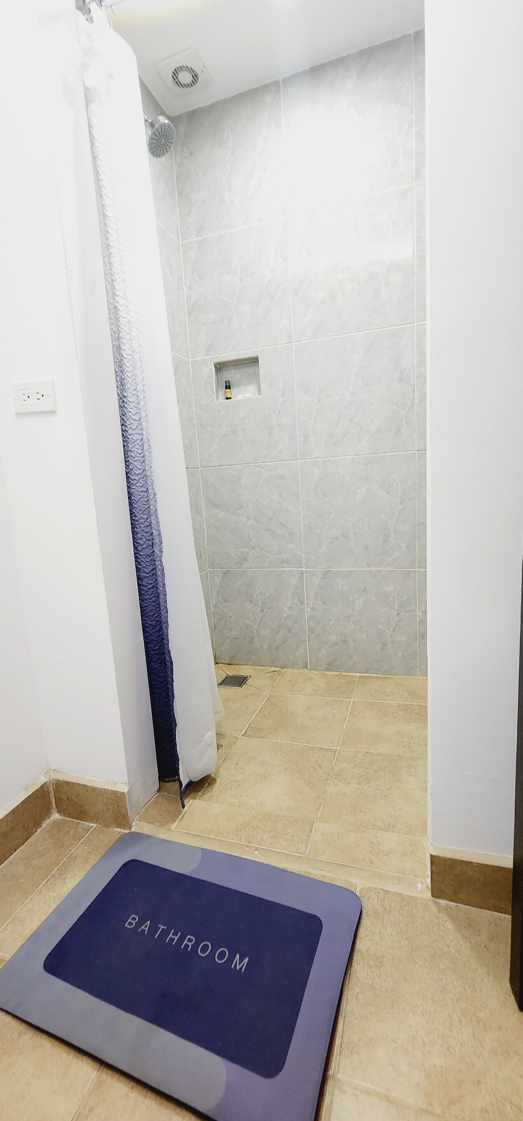 basic room, 1 double bed | bathroom | shower, towels, soap, shampoo