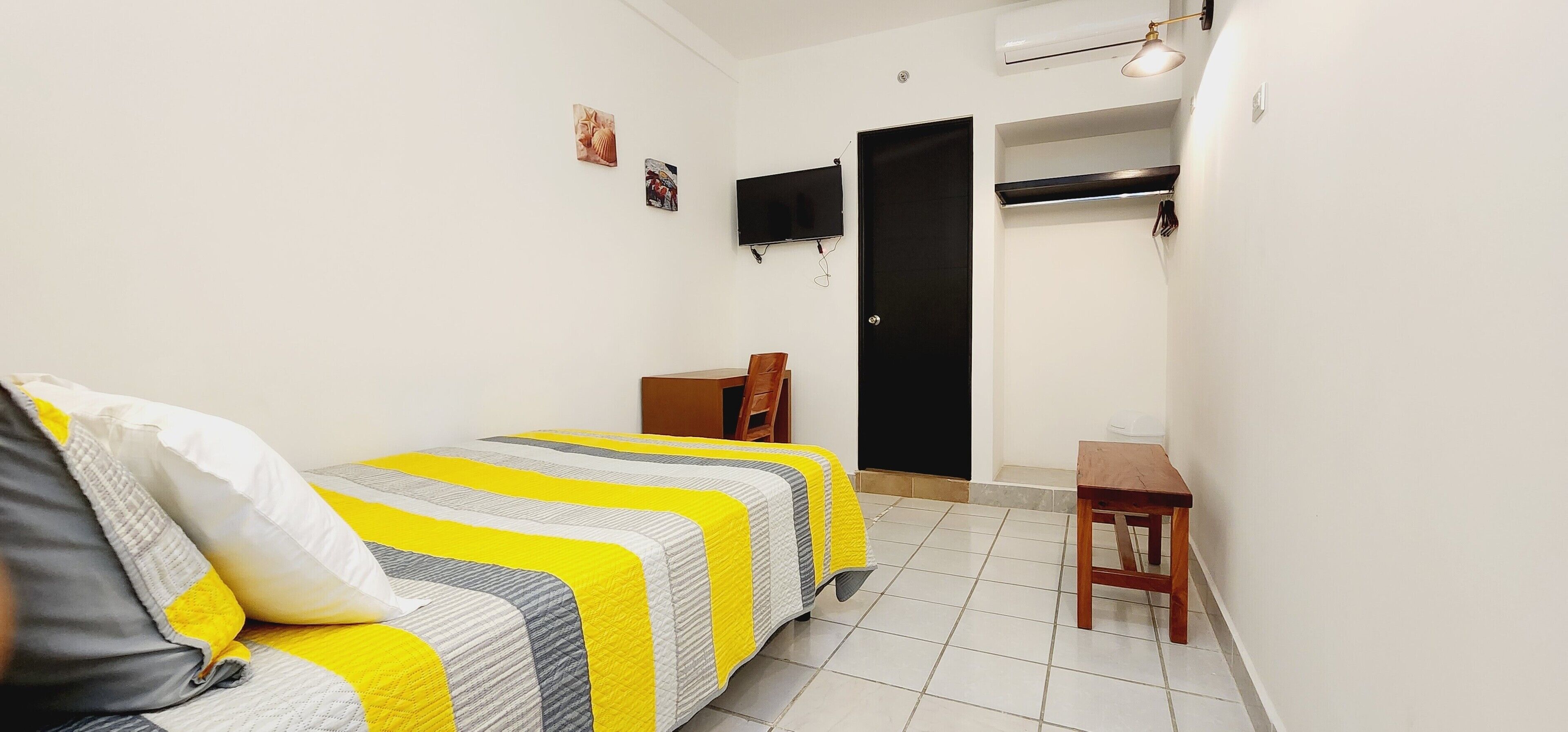 basic room, 1 double bed | desk, iron/ironing board, free wifi, bed sheets