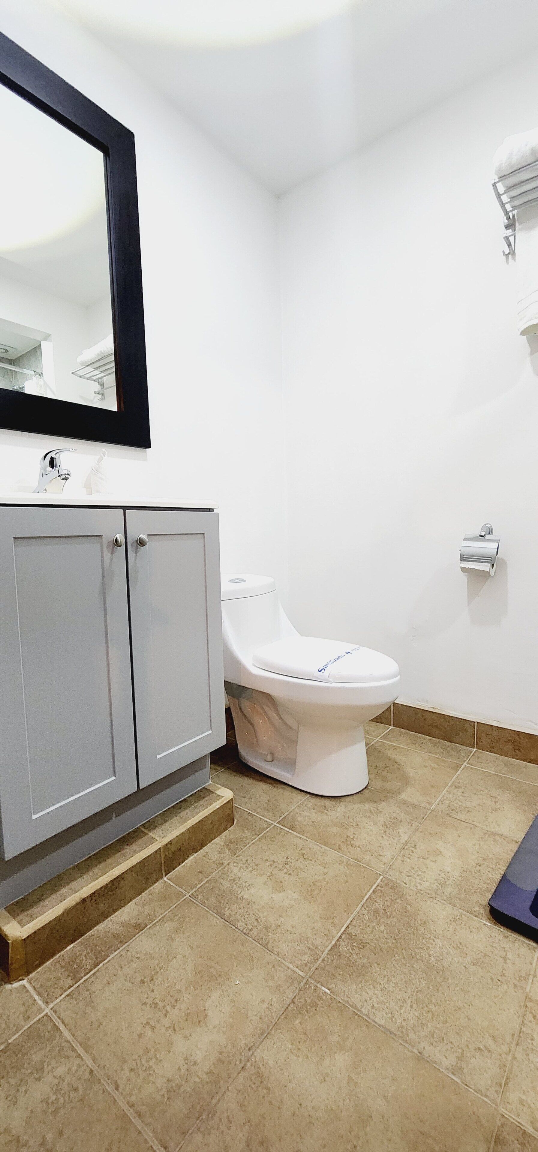 basic room, 1 double bed | bathroom | shower, towels, soap, shampoo