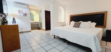 Comfort Room, 1 King Bed | Iron/ironing board, free WiFi, bed sheets