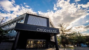 A modern building with a sign reading 'CITIGO HOUSE' and a glass entrance. - Citigo Hotel Beijing Shangdi Branch (Beijing)