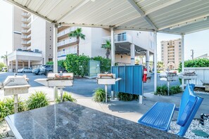 Outdoor dining - High Rise Corner Unit Condo- Book Now! (Gulf Shores)