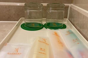 A tray with two glass jars and several packaged items. - Vienna International Hotel (Tianjin Meijiang Convention and Exhibition Center) (Tianjin)