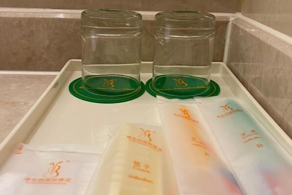 A tray with two glass jars and several packaged items. - Vienna International Hotel (Tianjin Meijiang Convention and Exhibition Center) (Tianjin)