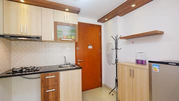Habitación | Cocina privada | Refrigerador, parrilla de estufa y utensilios de cocina