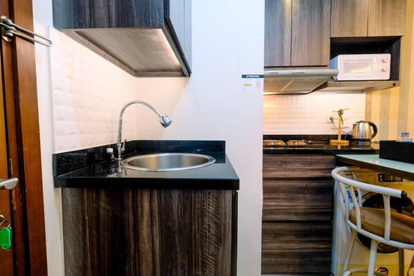 Room | Private kitchen | Fridge, stovetop, cookware/dishes/utensils