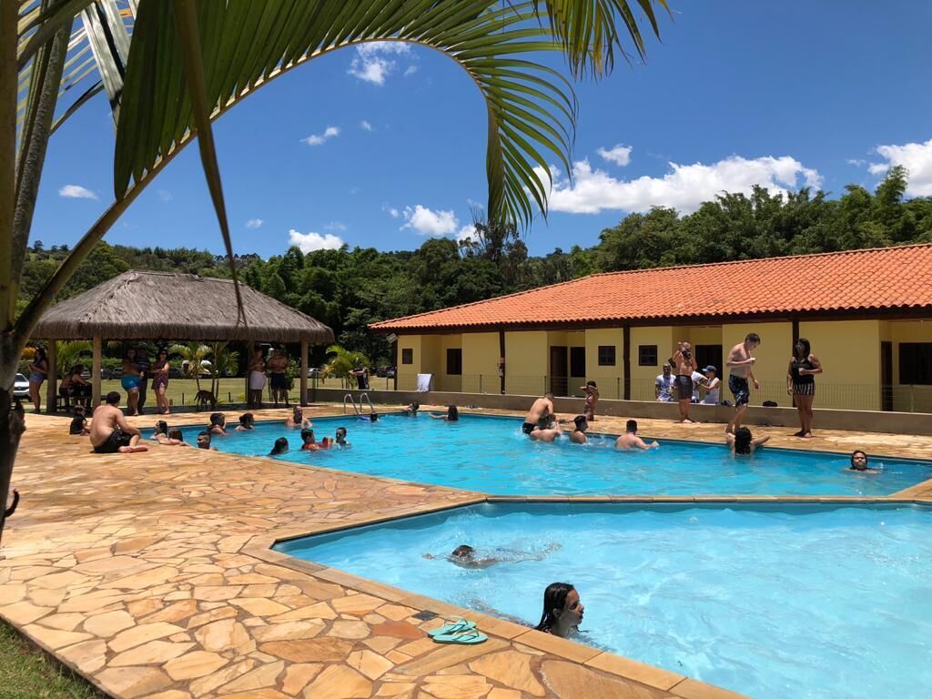 2 piscinas externas, espreguiçadeiras