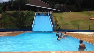 2 piscines extérieures, chaises longues