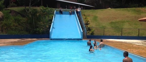 2 piscines extérieures, chaises longues