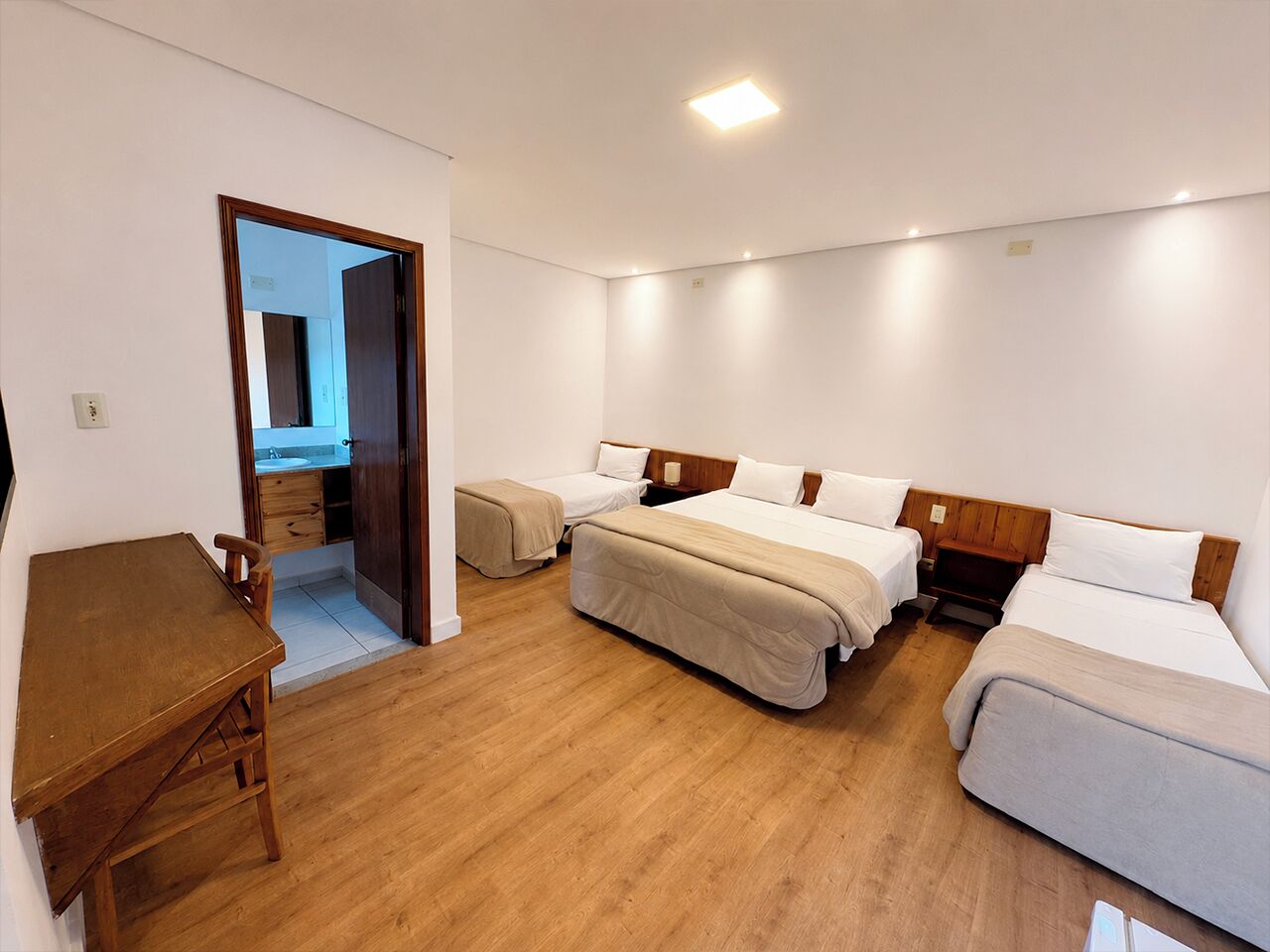 Quarto quádruplo standard | Frigobar, escrivaninha, quartos à prova de som, Wi-Fi de cortesia