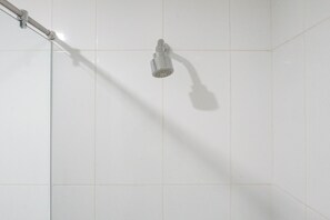 Chambre | Salle de bain | Douche, articles de toilette (gratuits), serviettes fournies