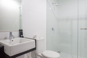 Room | Bathroom | Shower, free toiletries, towels - Exquisite 1BR at Praxis Apartment (Surabaya)