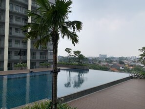 Outdoor pool - Comfort Studio at Daan Mogot City Apartment (Jakarta)