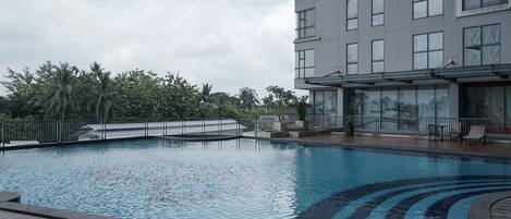 Hồ bơi ngoài trời