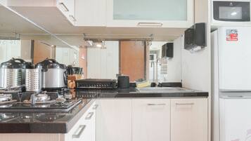 Habitació | Cuina privada | Frigorífic, placa de cuina i utensilis de cuina, vaixella i coberteria