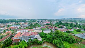 Un quartier résidentiel avec des maisons, une rivière et de la verdure.