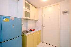 Refrigerador, placa de cocina, utensilios de cocina