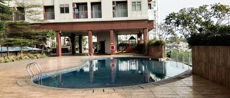 Una piscina al aire libre