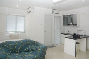 Room | 1 bedroom, free WiFi, bed sheets - Best and Strategic Studio at Bassura Apartment (Jakarta)