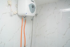 Habitación | Baño | Regadera, amenidades de baño gratuitas, toallas 